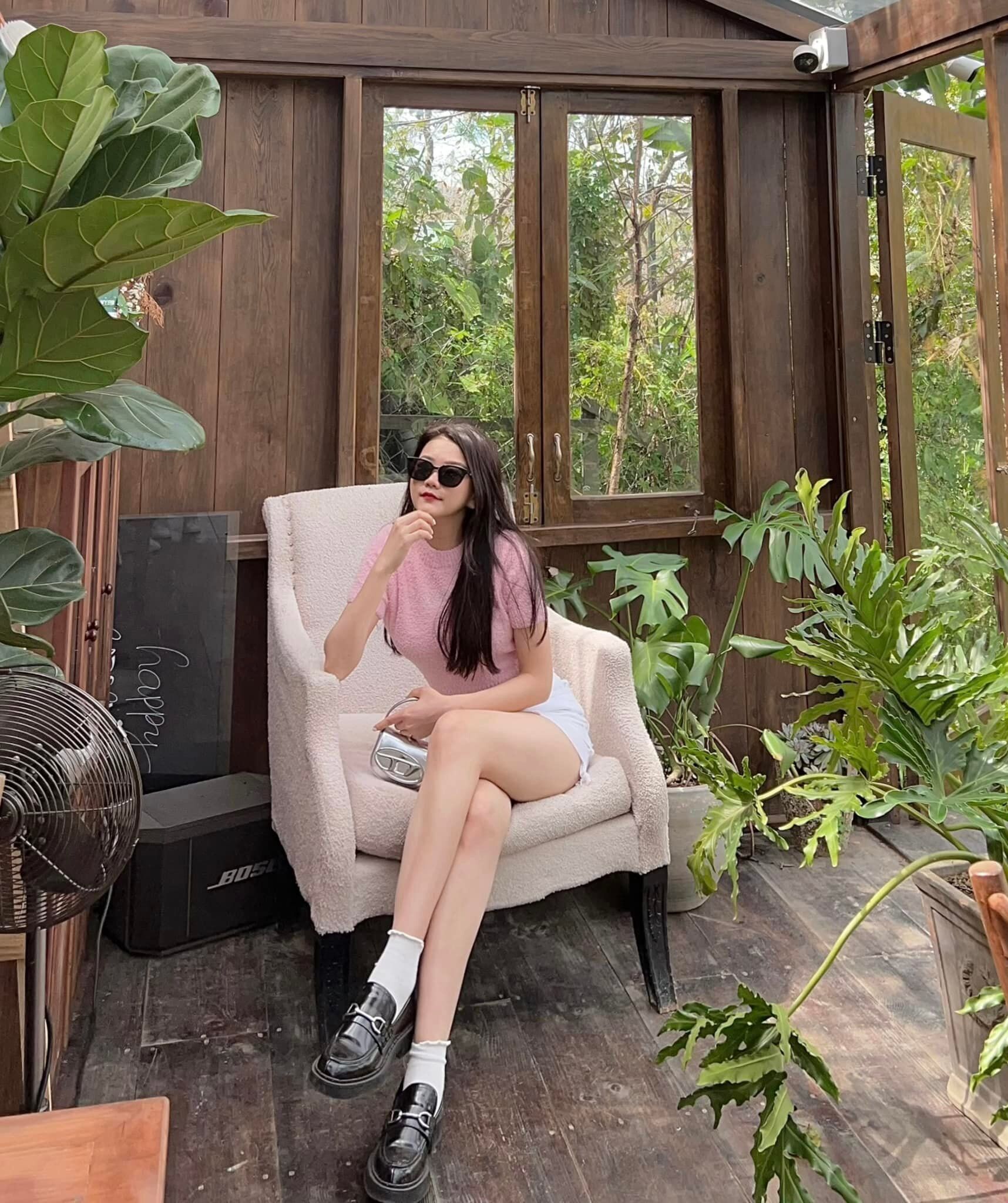 Em gái kín tiếng của Phan Như Thảo có đôi chân dài như người mẫu, ăn mặc sành điệu hơn cả chị - 7