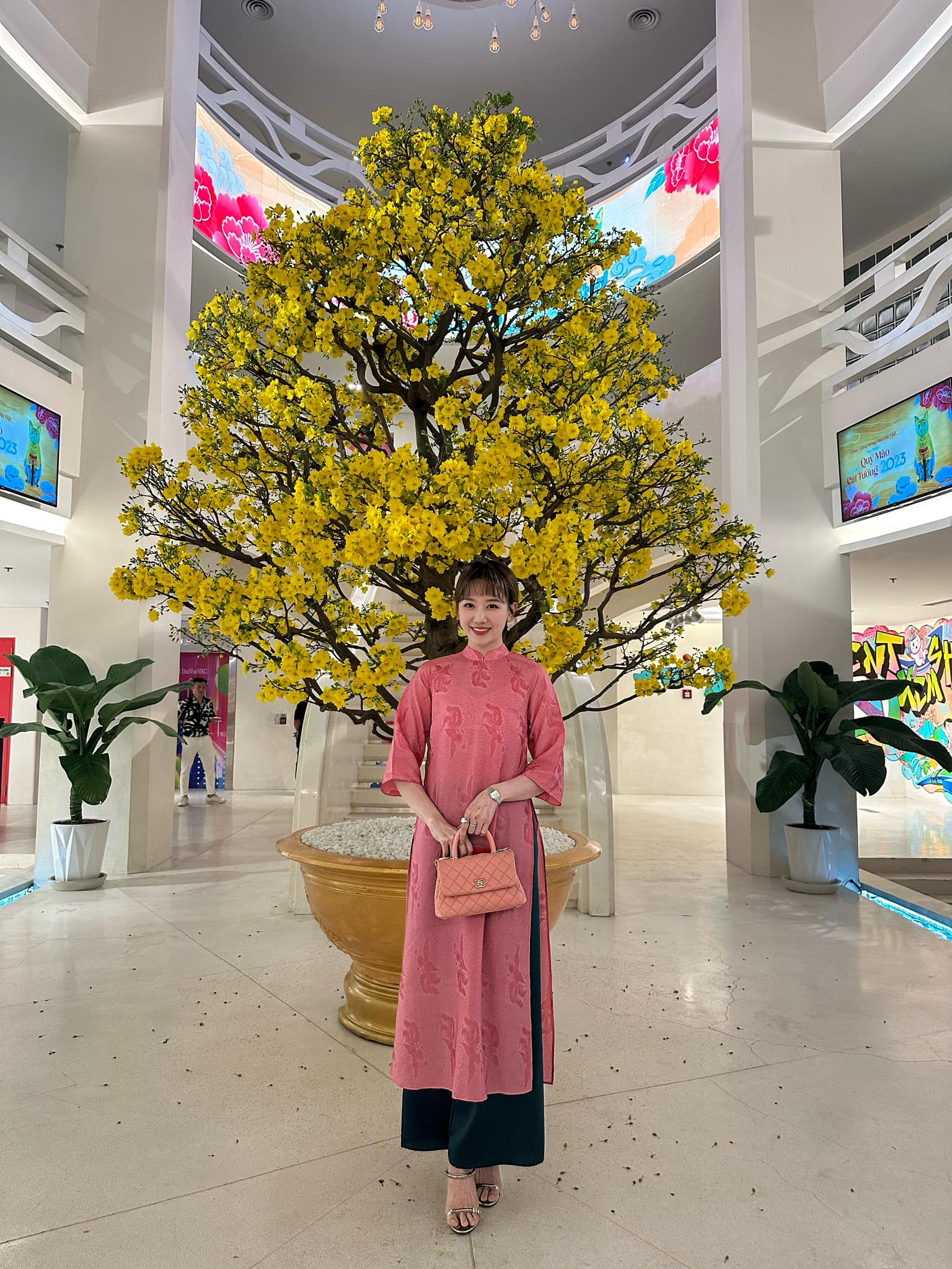 Mỹ nhân lấy nam MC giàu nhất nhì Việt Nam có &#34;kho đồ hiệu&#34; như cửa hàng, cứ buồn là chồng tặng túi trăm triệu - 7