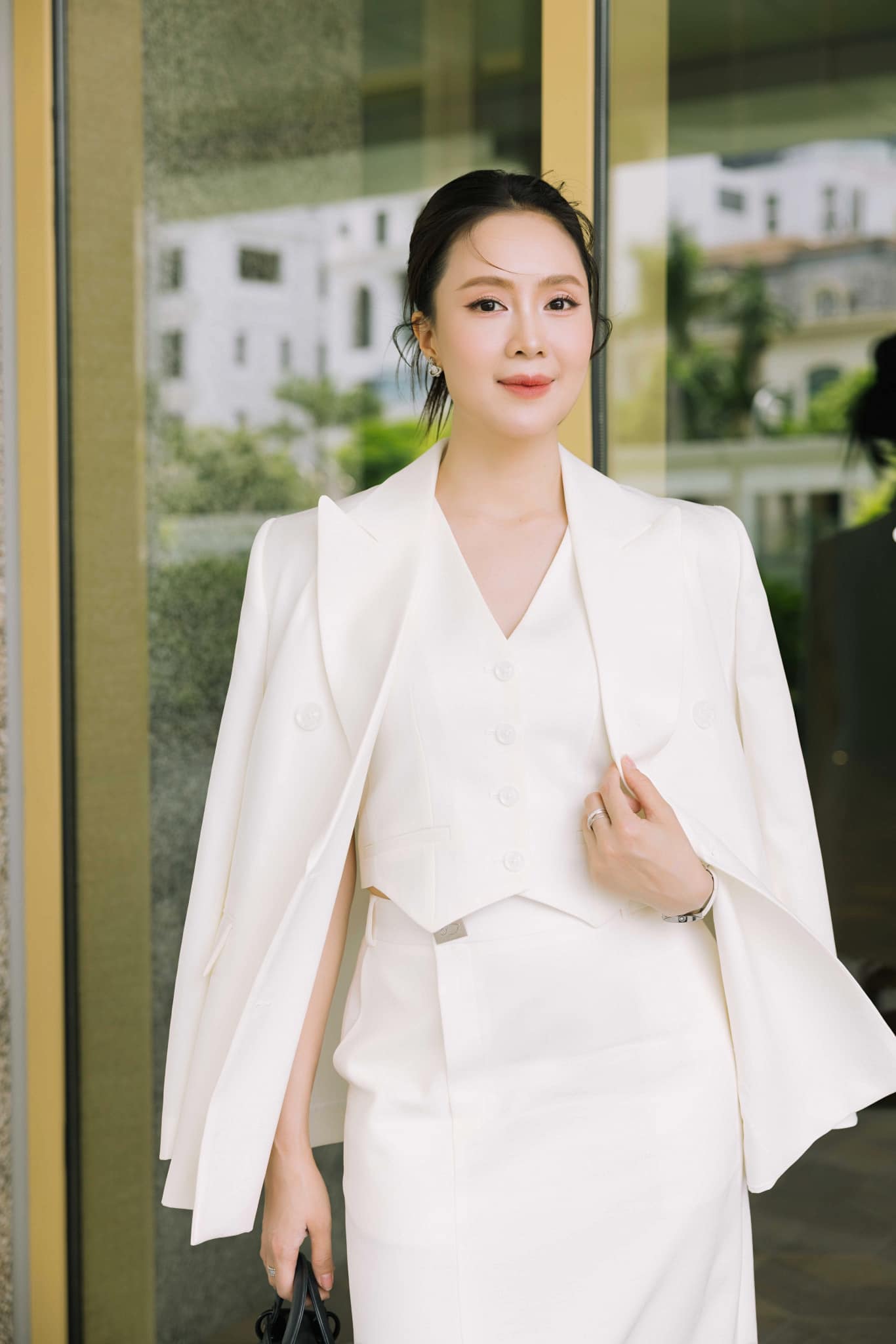 Nữ diễn viên U45 vẫn là mỹ nhân đẹp nhất nhì VTV, style đời thường như gái 20 nhờ chuộng 4 kiểu áo  - 4