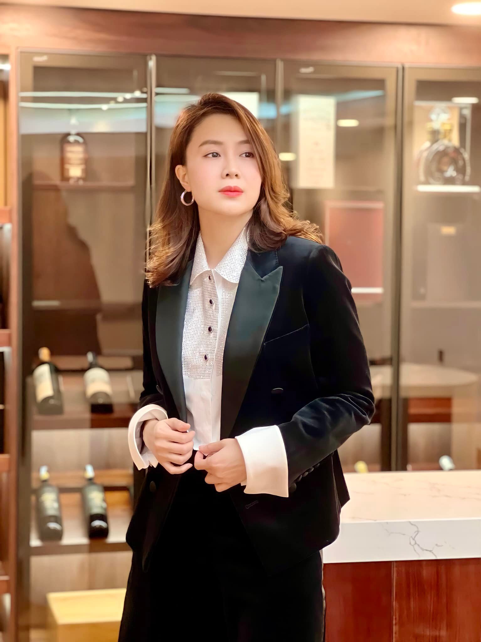 Nữ diễn viên U45 vẫn là mỹ nhân đẹp nhất nhì VTV, style đời thường như gái 20 nhờ chuộng 4 kiểu áo  - 2