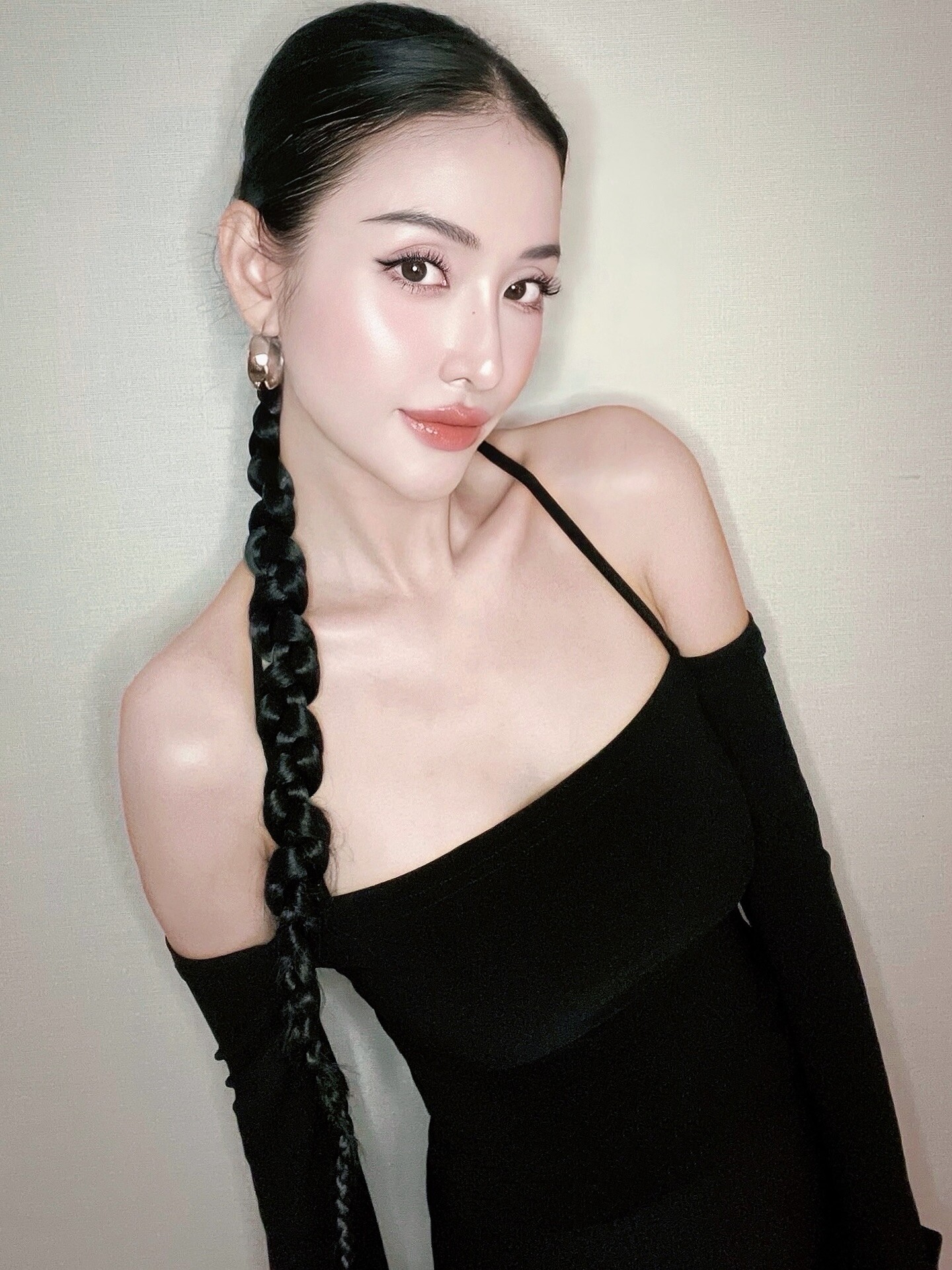 Mẹ đơn thân lấy &#34;hồng hài nhi&#34; được tặng kim cương size khủng, U40 sở hữu vòng eo đẹp hơn Ngọc Trinh - 7