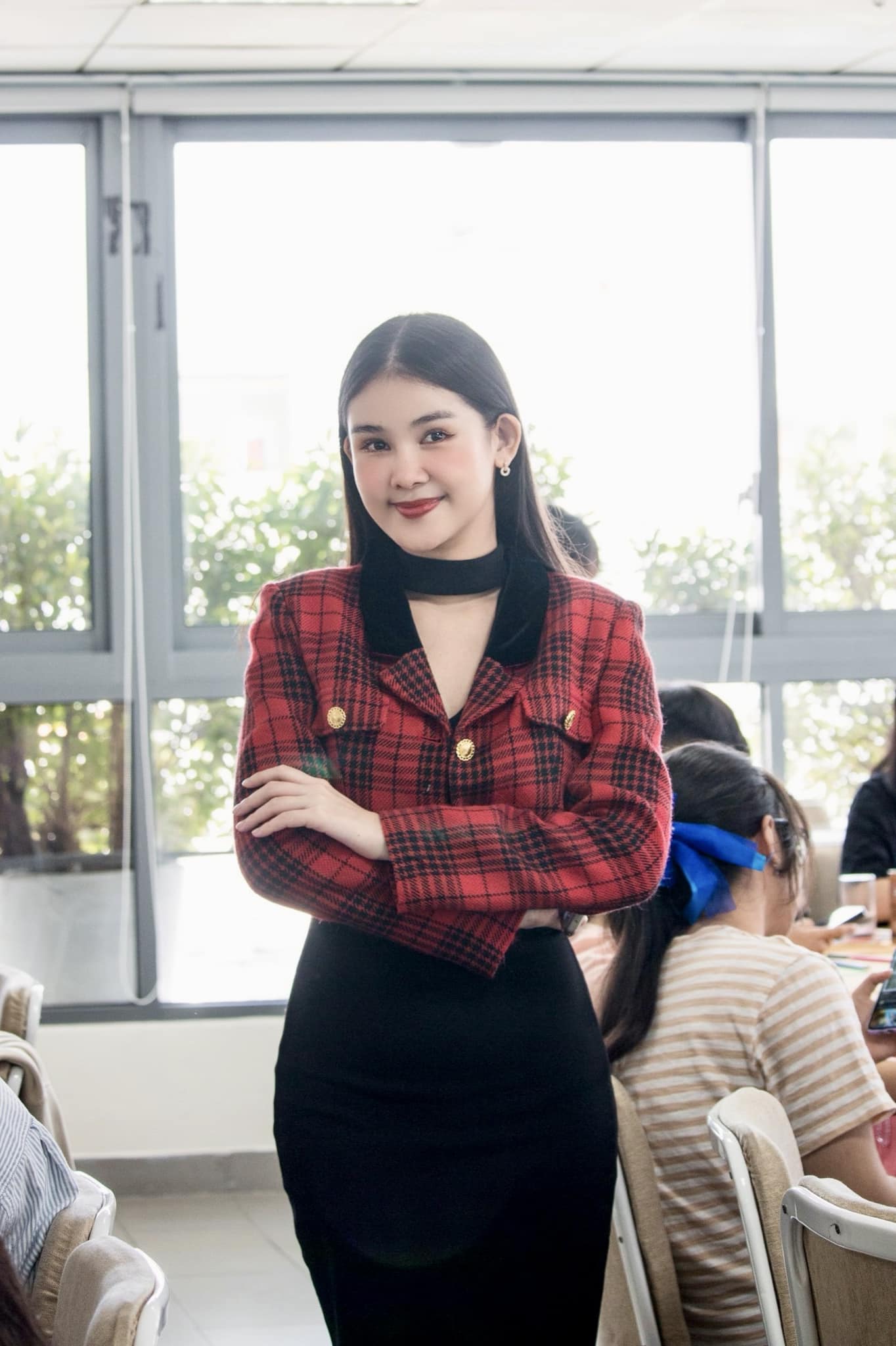 "Đọ" nhan sắc của 3 mỹ nhân Việt trên giảng đường: Midu nhìn như nữ sinh, diện mạo Hoa hậu Ngân Anh gây ngỡ ngàng - 11