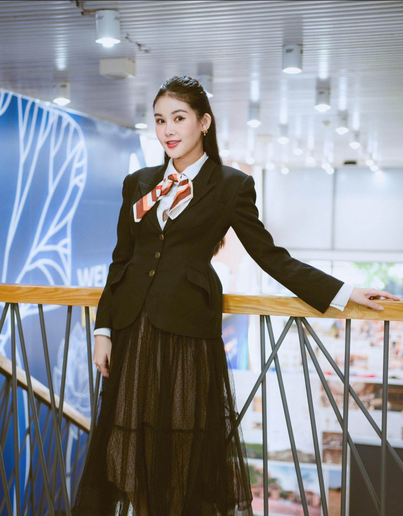 "Đọ" nhan sắc của 3 mỹ nhân Việt trên giảng đường: Midu nhìn như nữ sinh, diện mạo Hoa hậu Ngân Anh gây ngỡ ngàng - 12