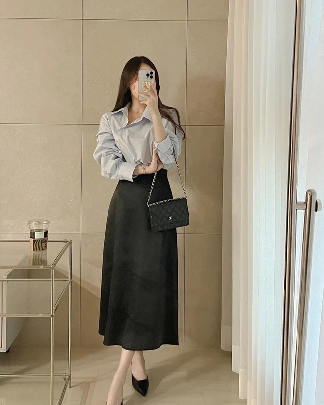 Chân váy siêu tôn dáng khi phối cùng áo sơ mi: 4 "cặp bài trùng" này đảm bảo thanh lịch, cuốn hút khỏi bàn - 1