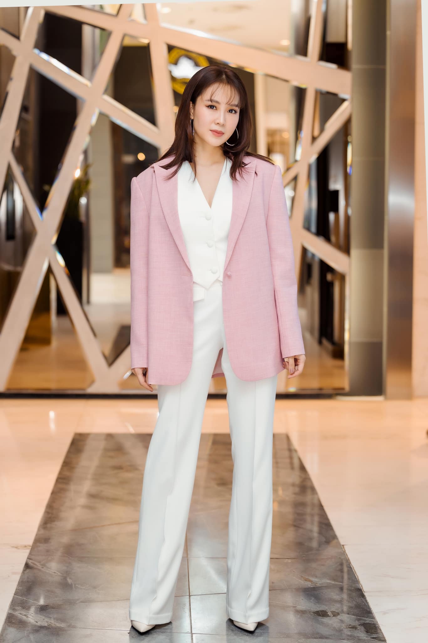 Nữ diễn viên U45 vẫn là mỹ nhân đẹp nhất nhì VTV, style đời thường như gái 20 nhờ chuộng 4 kiểu áo  - 3