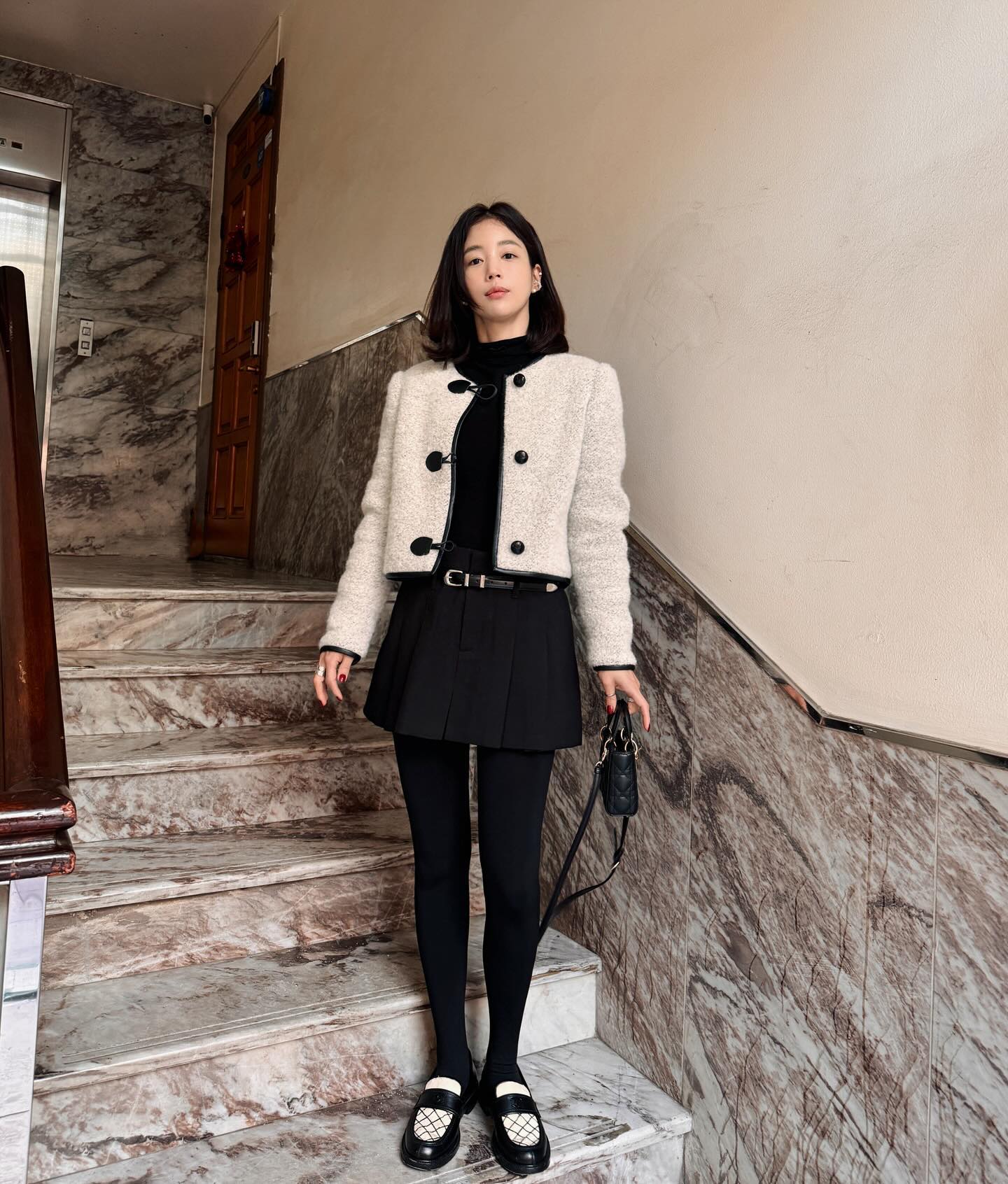 Dân công sở thích mặc đẹp phải có 3 kiểu giày này vào mùa đông, diện kiểu gì cũng hợp mà không cần nghĩ ngợi nhiều - 4