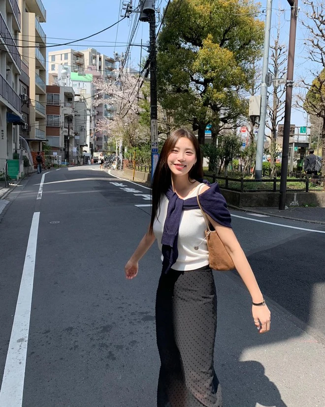 Chân váy siêu tôn dáng khi phối cùng áo sơ mi: 4 "cặp bài trùng" này đảm bảo thanh lịch, cuốn hút khỏi bàn - 3