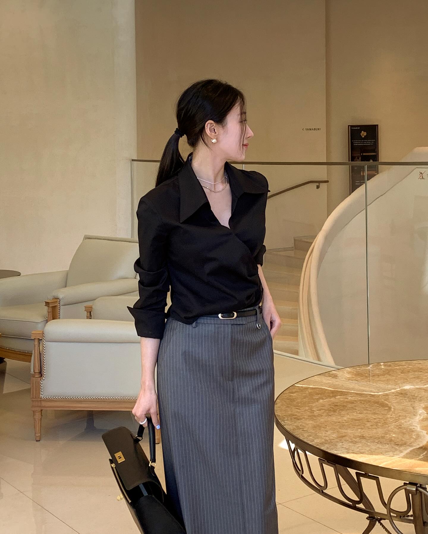 Chân váy siêu tôn dáng khi phối cùng áo sơ mi: 4 "cặp bài trùng" này đảm bảo thanh lịch, cuốn hút khỏi bàn - 6