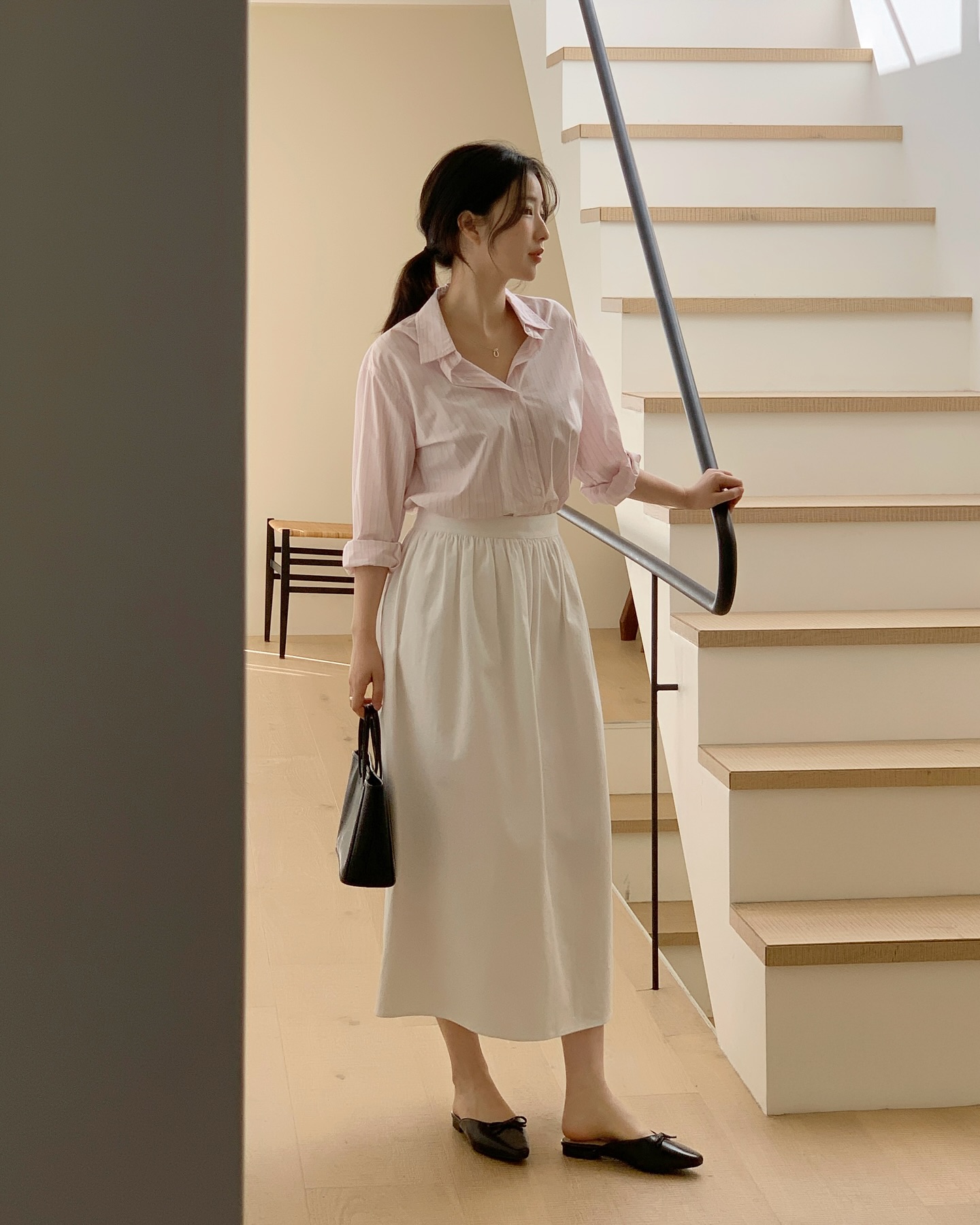 Chân váy siêu tôn dáng khi phối cùng áo sơ mi: 4 "cặp bài trùng" này đảm bảo thanh lịch, cuốn hút khỏi bàn - 7