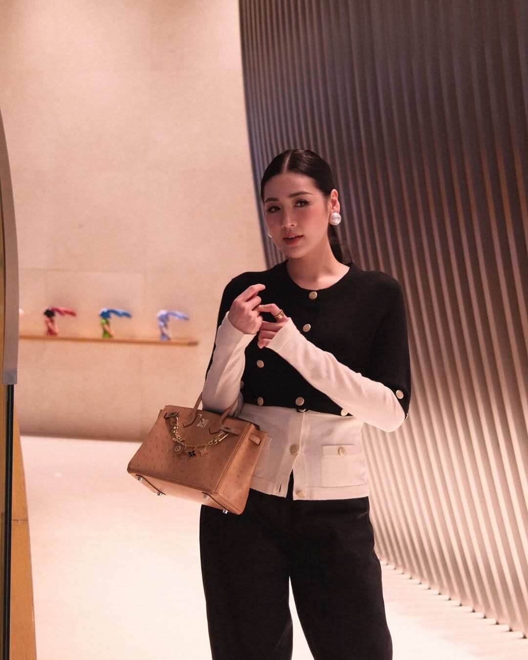 Á hậu Việt Nam sinh 2 con vẫn đẹp khó tin, thay đổi một điểm đến vợ NSND Công Lý cũng phải khen - 9