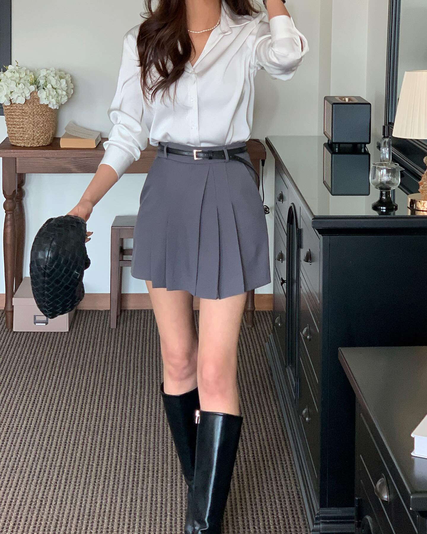 Chân váy siêu tôn dáng khi phối cùng áo sơ mi: 4 "cặp bài trùng" này đảm bảo thanh lịch, cuốn hút khỏi bàn - 9