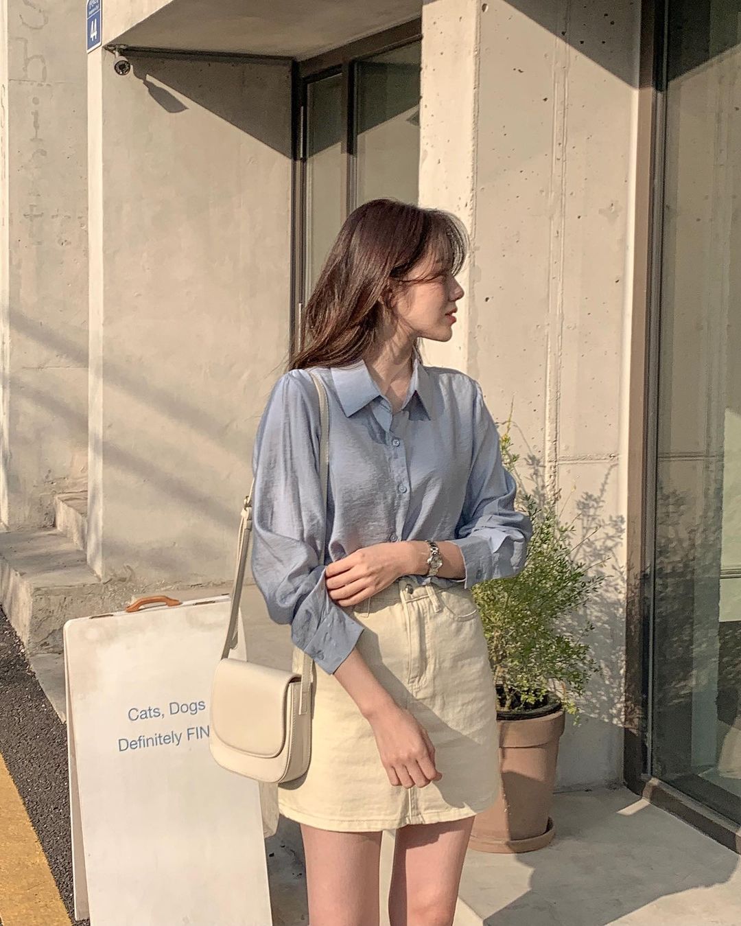 Chân váy siêu tôn dáng khi phối cùng áo sơ mi: 4 "cặp bài trùng" này đảm bảo thanh lịch, cuốn hút khỏi bàn - 11