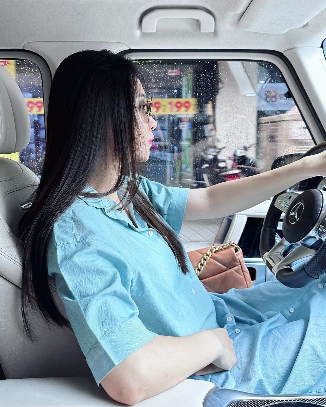 Ở biệt thự bề thế, lái siêu xe trăm tỷ, vợ Cường Đô La khéo mặc kiểu áo tưởng đơn giản mà lại &#34;chanh sả&#34; chuẩn phu nhân hào môn  - 8