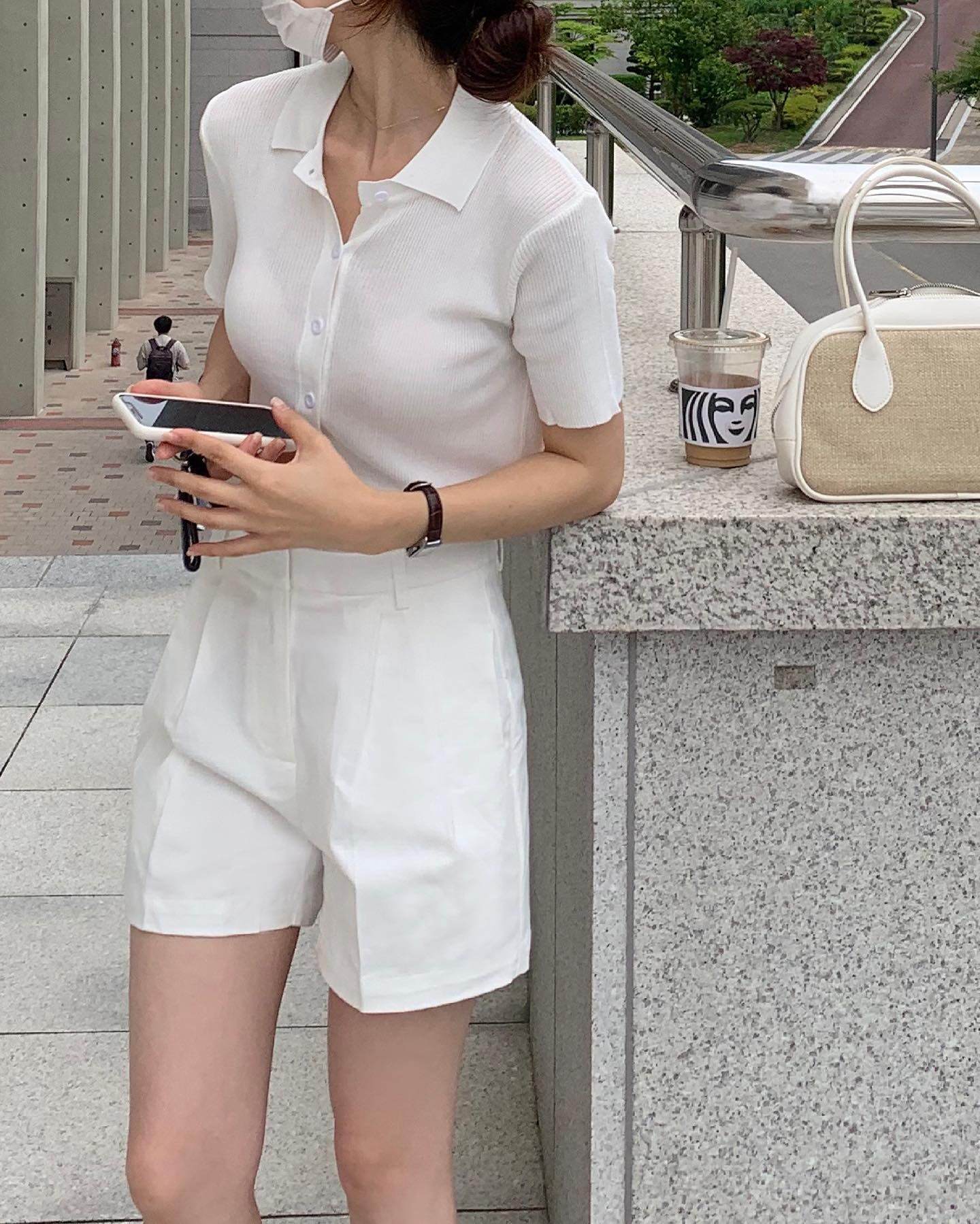 Áo thun trắng sắp bị "soán ngôi", kiểu áo này mới là "chân ái" quanh năm của chị em, càng diện càng trẻ sang - 13