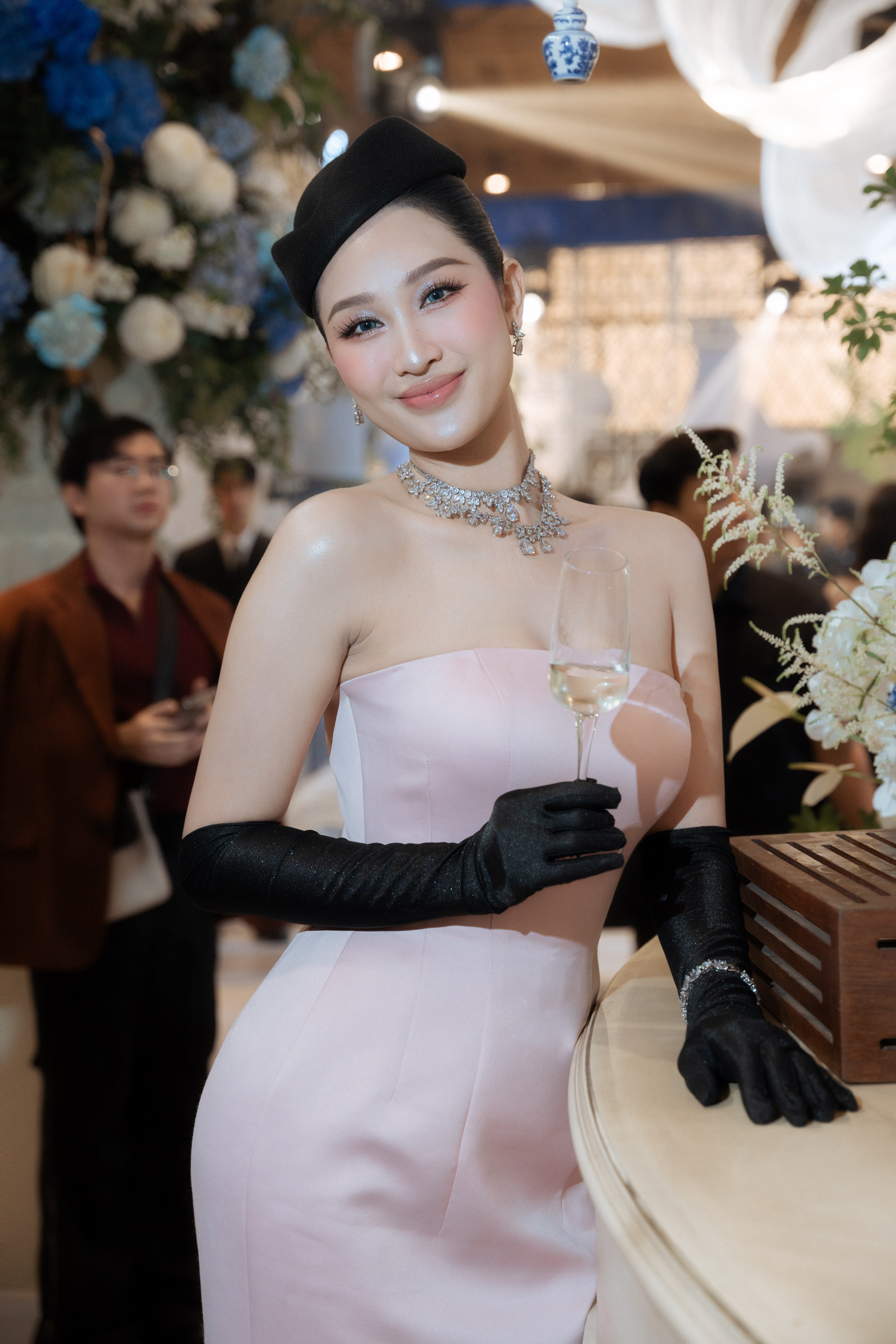 Mỹ nhân 41 tuổi vẫn đẹp mê mẩn khiến cõi mạng "náo loạn", đến Thúy Ngân cũng phải nhường spotlight  - 8