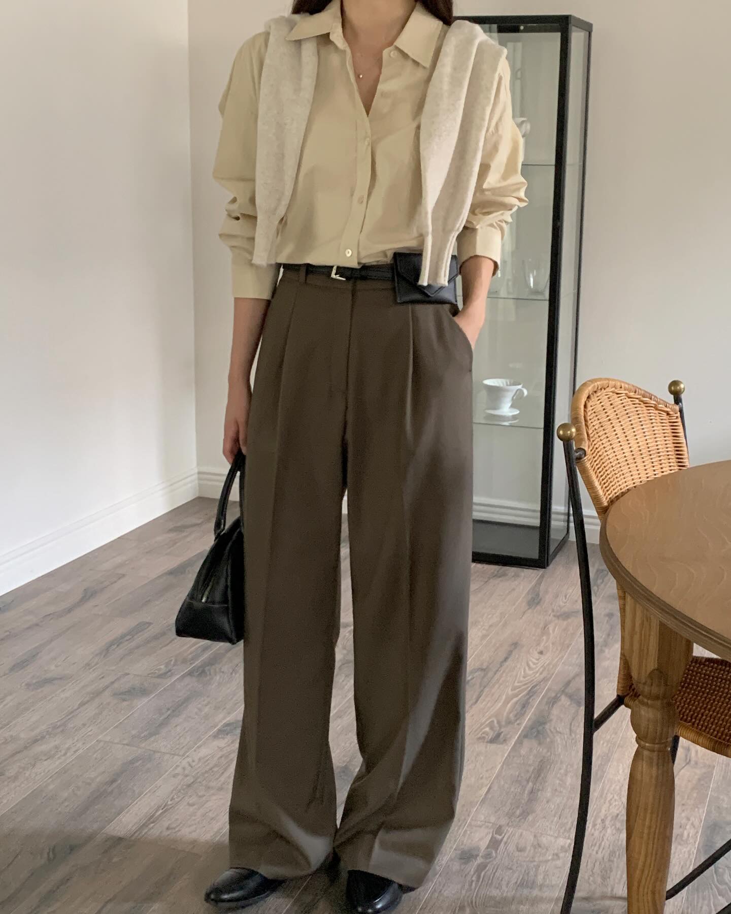 Màu nâu bất ngờ &#34;lên ngôi&#34; trong mùa đông 2025, hội yêu thời trang phải sắm ngay 5 item để mặc đâu cũng đẹp - 11