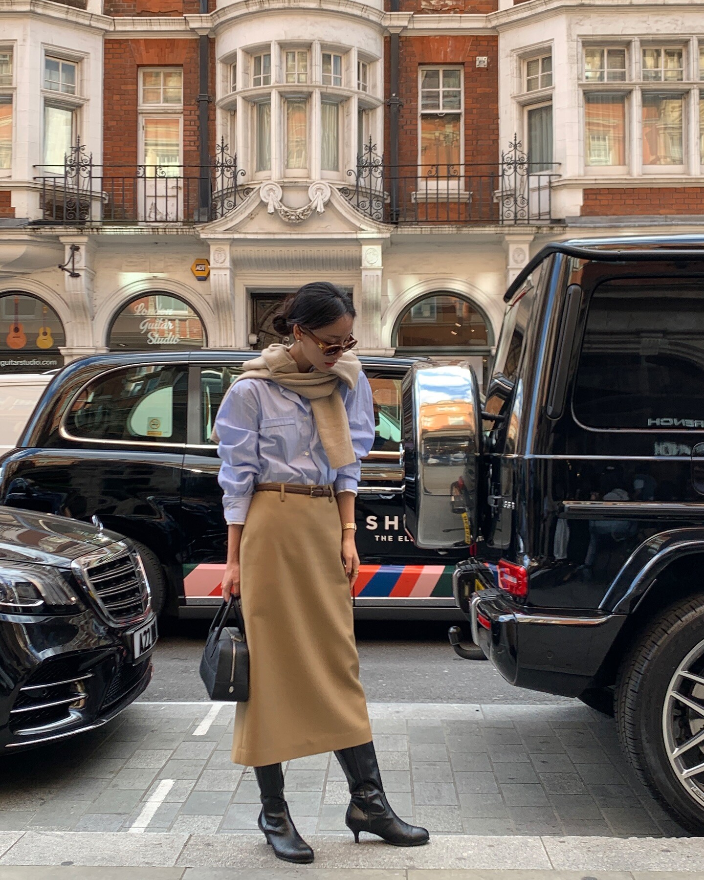 Chân váy siêu tôn dáng khi phối cùng áo sơ mi: 4 "cặp bài trùng" này đảm bảo thanh lịch, cuốn hút khỏi bàn - 14