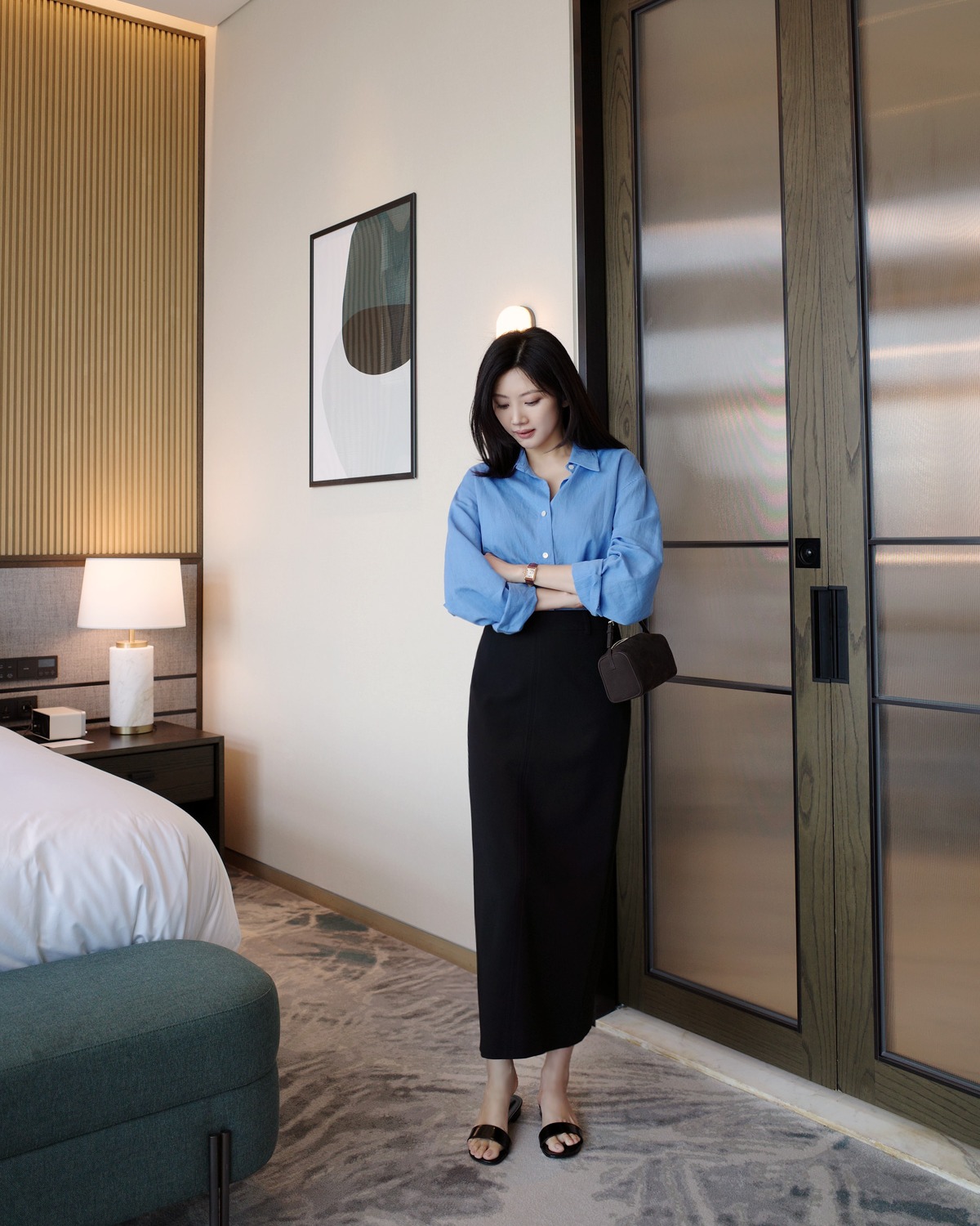 Chân váy siêu tôn dáng khi phối cùng áo sơ mi: 4 "cặp bài trùng" này đảm bảo thanh lịch, cuốn hút khỏi bàn - 15