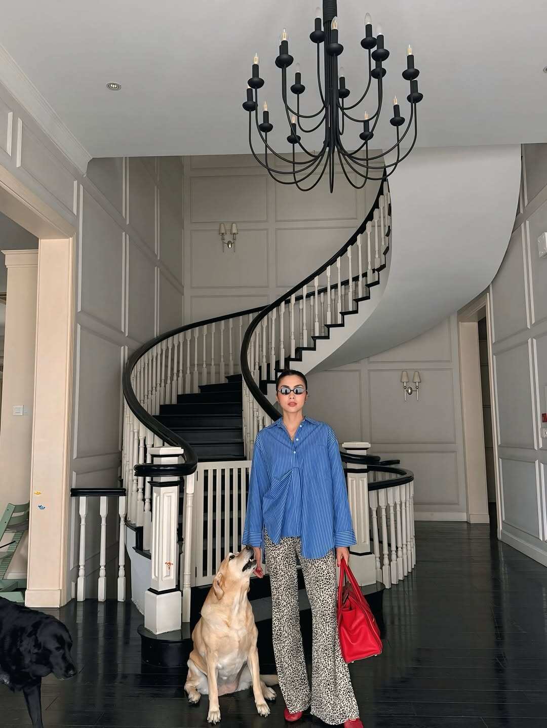 Gu ăn mặc &#34;giàu ngầm&#34; của hai con dâu nhà tỷ phú Johnathan Hạnh Nguyễn - 8