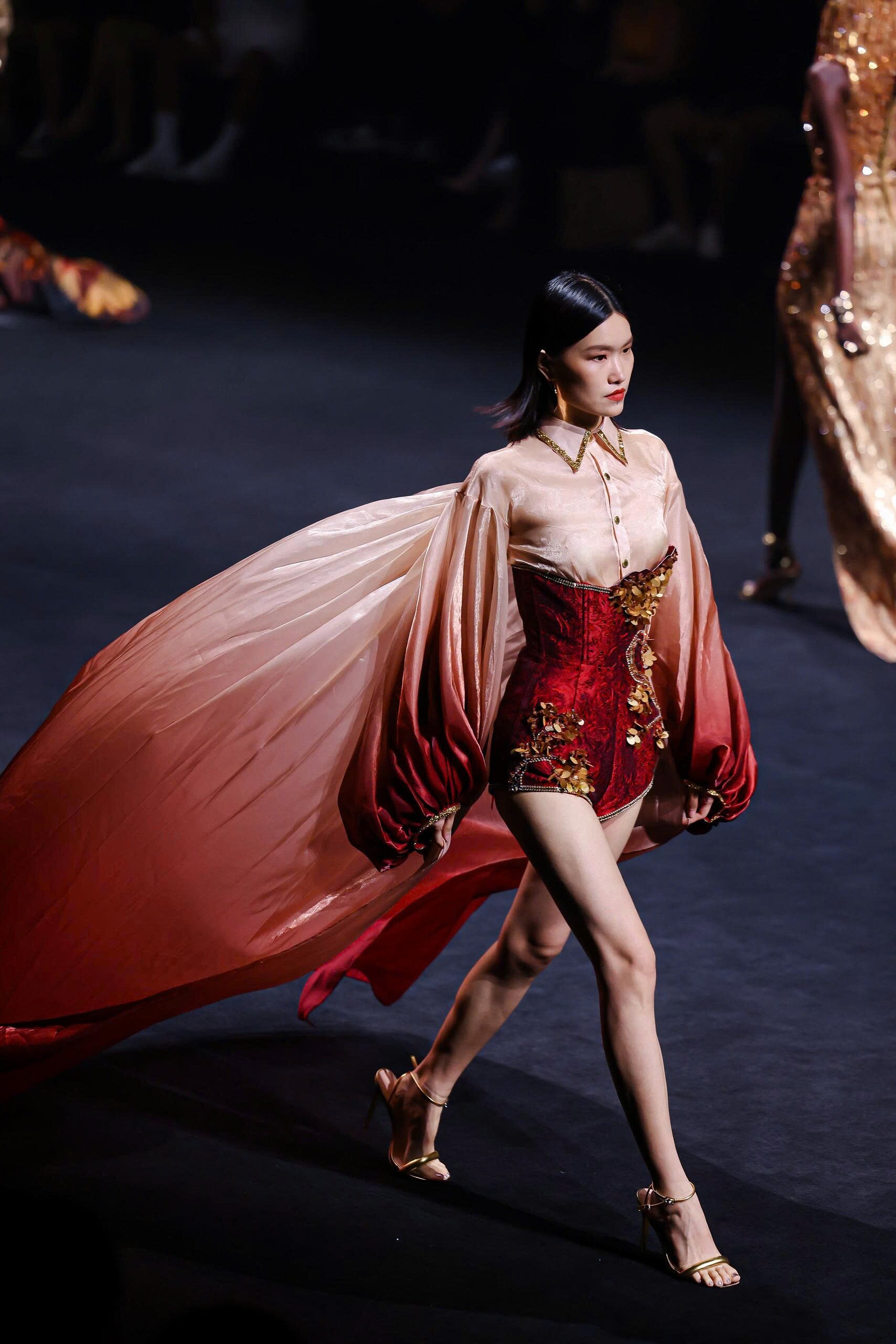 Lê Hoàng Phương làm first face, Hoàng Thùy khoe chân dài miên man trên sàn diễn Shanghai Fashion Week - 5