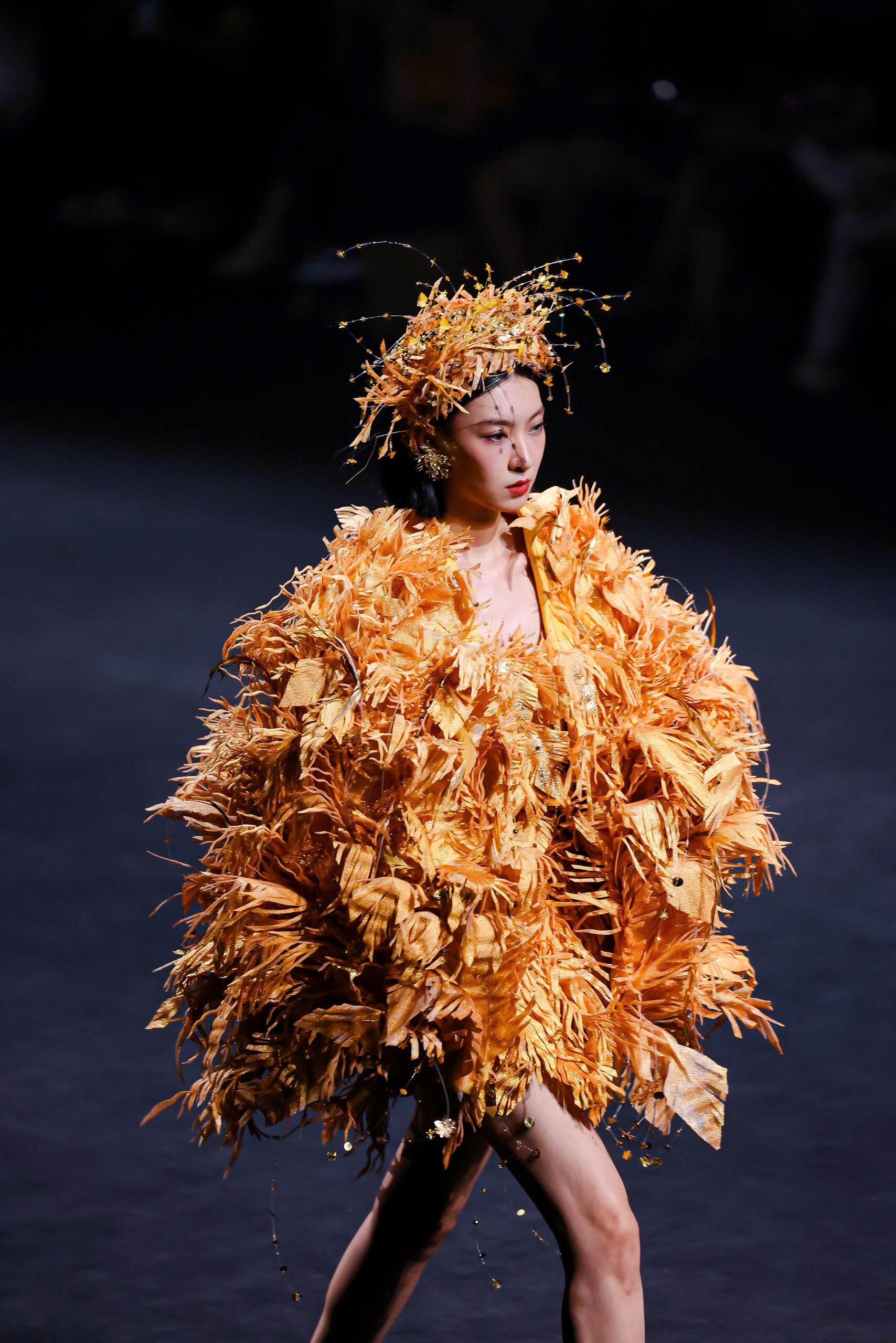 Lê Hoàng Phương làm first face, Hoàng Thùy khoe chân dài miên man trên sàn diễn Shanghai Fashion Week - 7