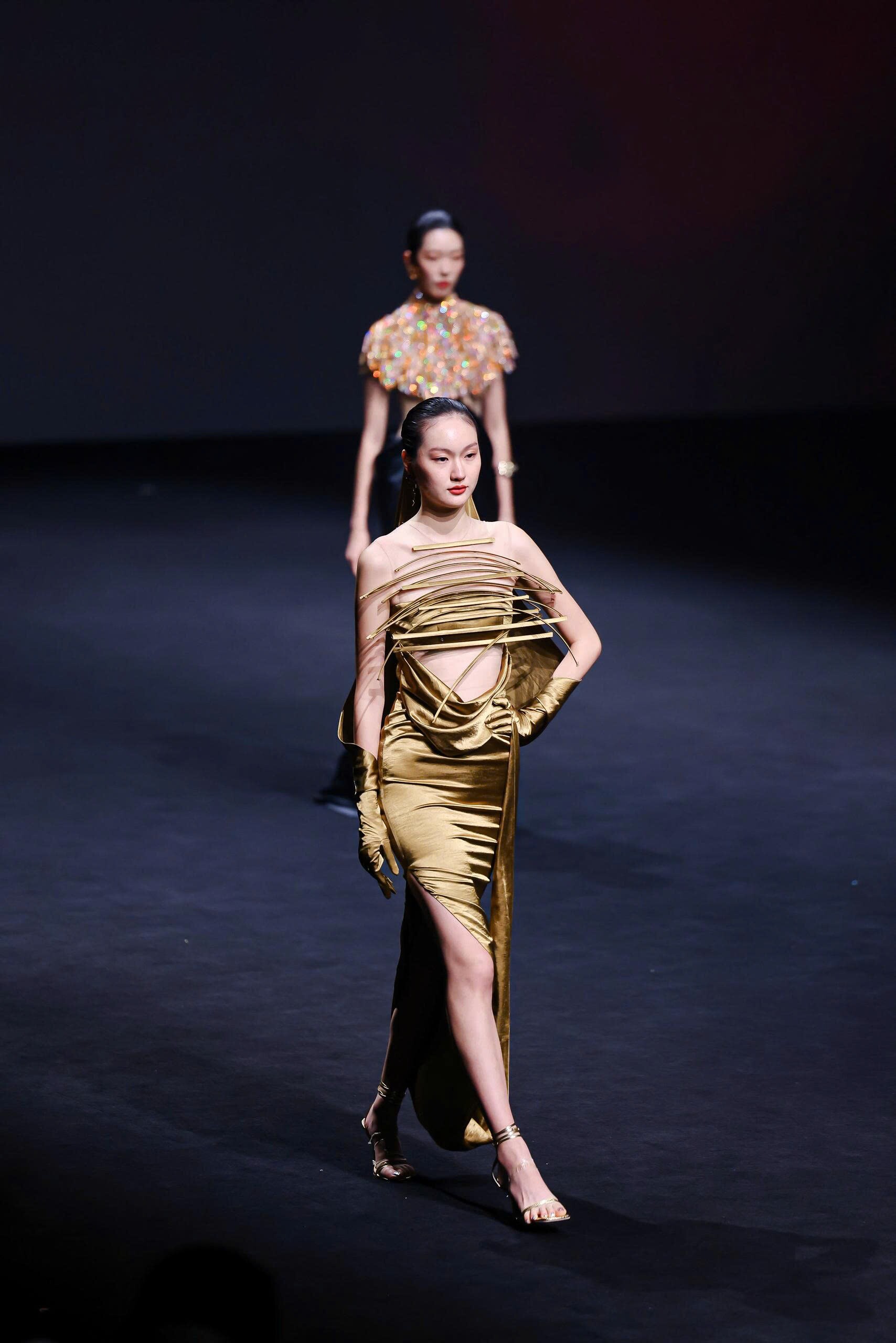 Lê Hoàng Phương làm first face, Hoàng Thùy khoe chân dài miên man trên sàn diễn Shanghai Fashion Week - 6